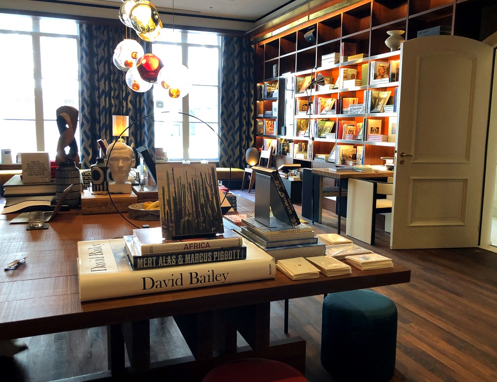 A #bookstore to check out as soon as a) lockdowns are over, b) you get to #Amsterdam, c) you're in need for some visual inspiration - for which <a href="/mendobooks/">MENDO</a> is the perfect place as far as both #interiordesign and #book selection are concerned. kindamtellerrand.de/kreative-archi…