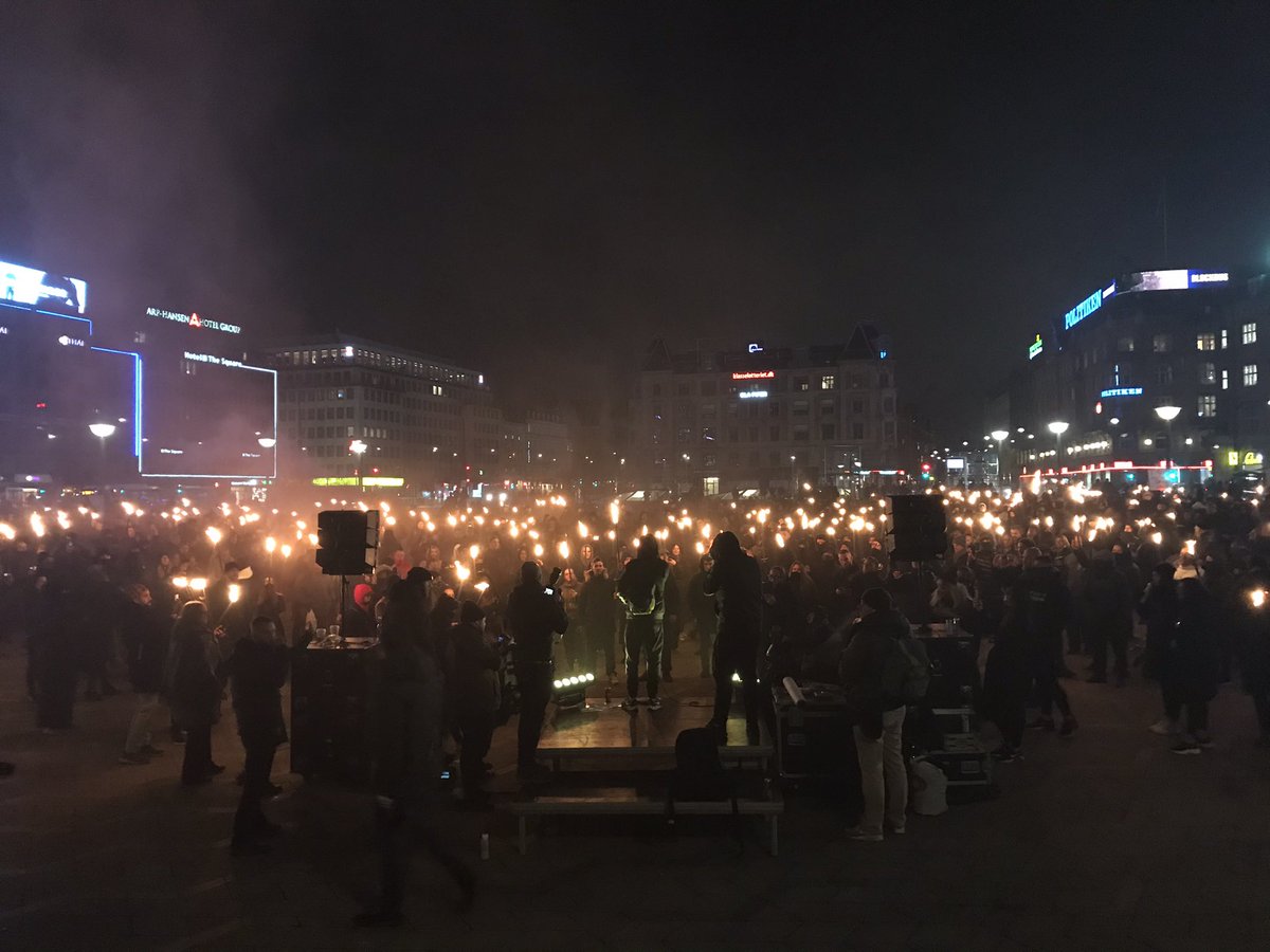 Trilsoe's tweet photo. Rådhuspladsen i København lige nu. Der bliver råbt: “Frihed for Danmark, vi har fået nok”. Og: “er I klar til at smadre byen på en ikke-voldelig måde”, bliver der sagt fra talerstolen. https://t.co/iQGshoZjWQ