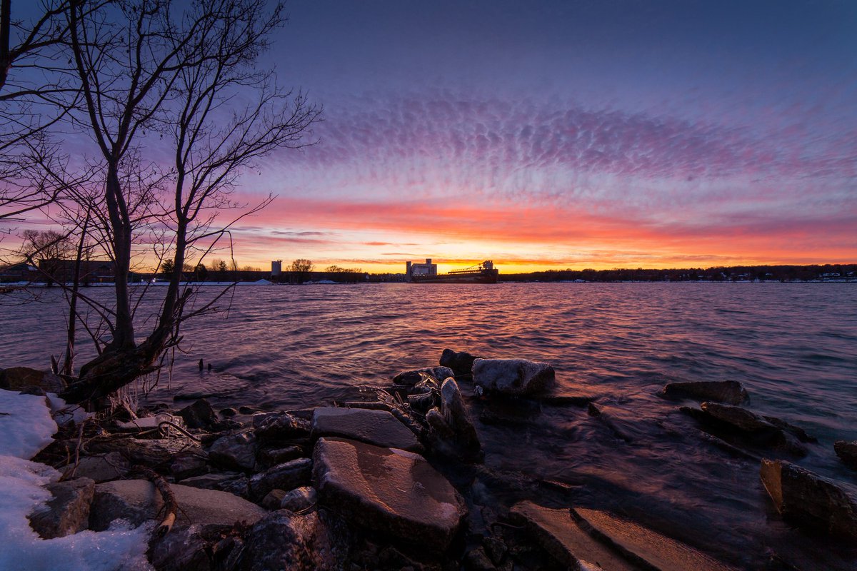 Lampstandvisual's tweet photo. Last night's beautiful sunset in Owen Sound. #sunset #owensound https://t.co/Qn6CwzFzLy