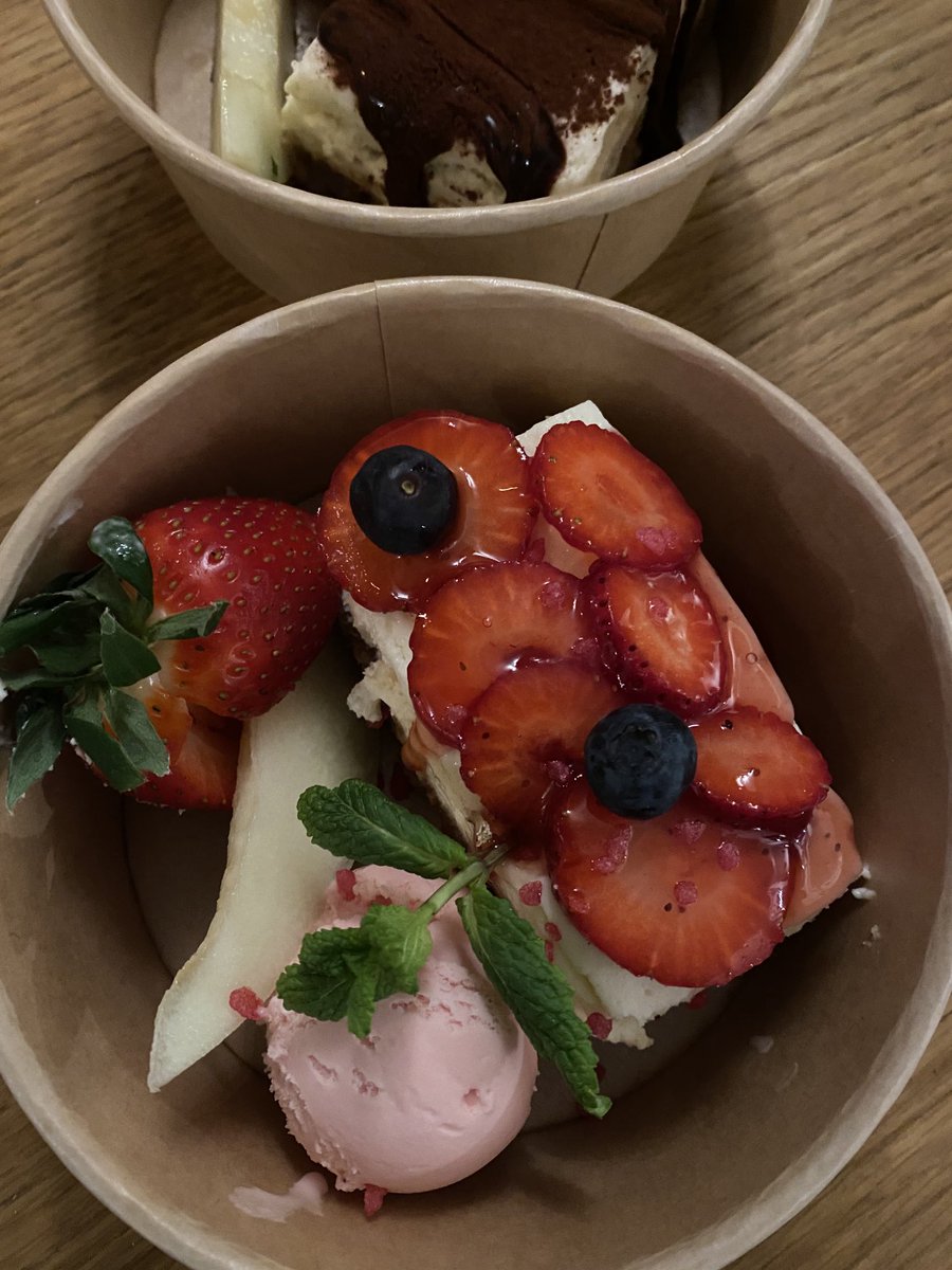 Damariodeventer's tweet photo. Tiramisu classico &amp; tiramisu fruta 🍓 #damariodeventer #tiramisu #fruta #deventercity #suportyourlocal #italianfood #italianstyle #bonapetit #bezorgen https://t.co/JYtcvDUBRf