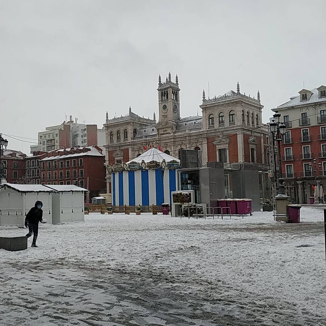 Aranalon's tweet photo. Nieve en Valladolid
#nieve #Valladolid #Filomena #frio https://t.co/npw8nSo5bS