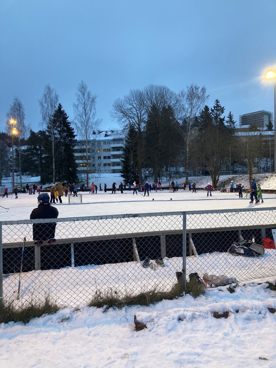 lge12's tweet photo. @Minken1234 @Tjaernas Løkka på Årvoll/Diesenbanen blir flittig brukt. Dugnadsånden er på topp. Mangler bare Tom Skeime i kassa nå! #løkka #talentene #oslo5 # https://t.co/7hu0qcNgas