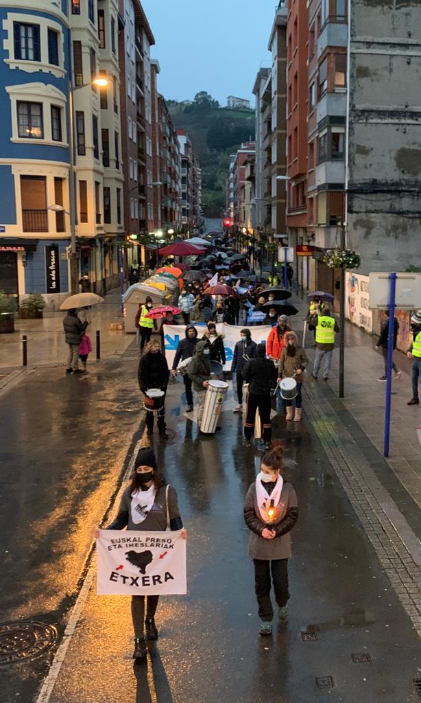 jaloniker's tweet photo. Euskal presoak ETXERA!
300 pertsona baino gehiago elkartu gara Erandion @sare_herritarra-ren deialdiari babesa adieraziz.

#BideaGara #Erandio #IzanBidea

ARGAZKI+ ↘️
https://t.co/s0TX8qFw5k

↗️👏🏻✊🏻👏🏻✊🏻✊🏻👏🏻✊🏻↙️ https://t.co/T4wA0jt3CQ