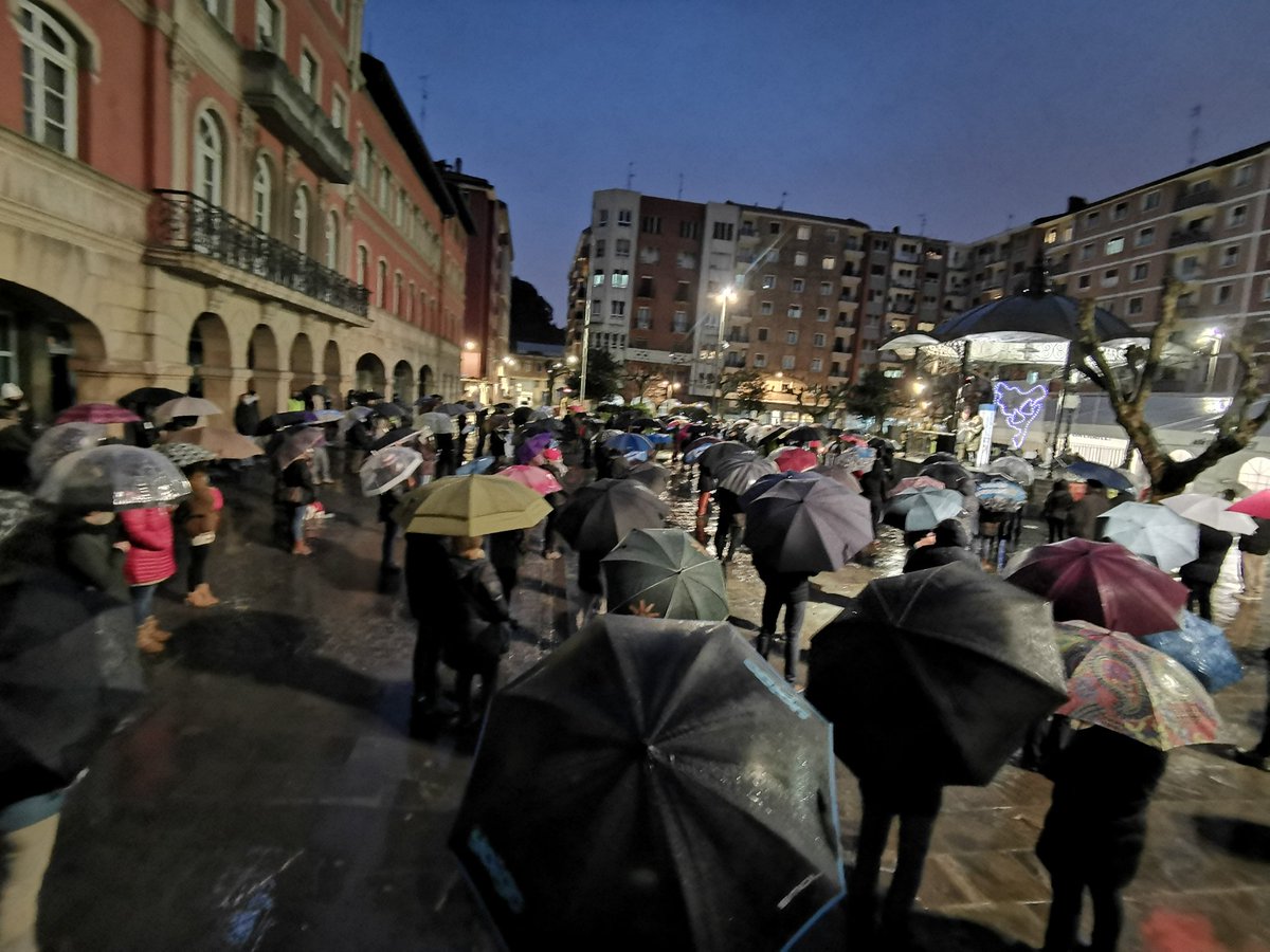 jaloniker's tweet photo. Euskal presoak ETXERA!
300 pertsona baino gehiago elkartu gara Erandion @sare_herritarra-ren deialdiari babesa adieraziz.

#BideaGara #Erandio #IzanBidea

ARGAZKI+ ↘️
https://t.co/s0TX8qFw5k

↗️👏🏻✊🏻👏🏻✊🏻✊🏻👏🏻✊🏻↙️ https://t.co/T4wA0jt3CQ