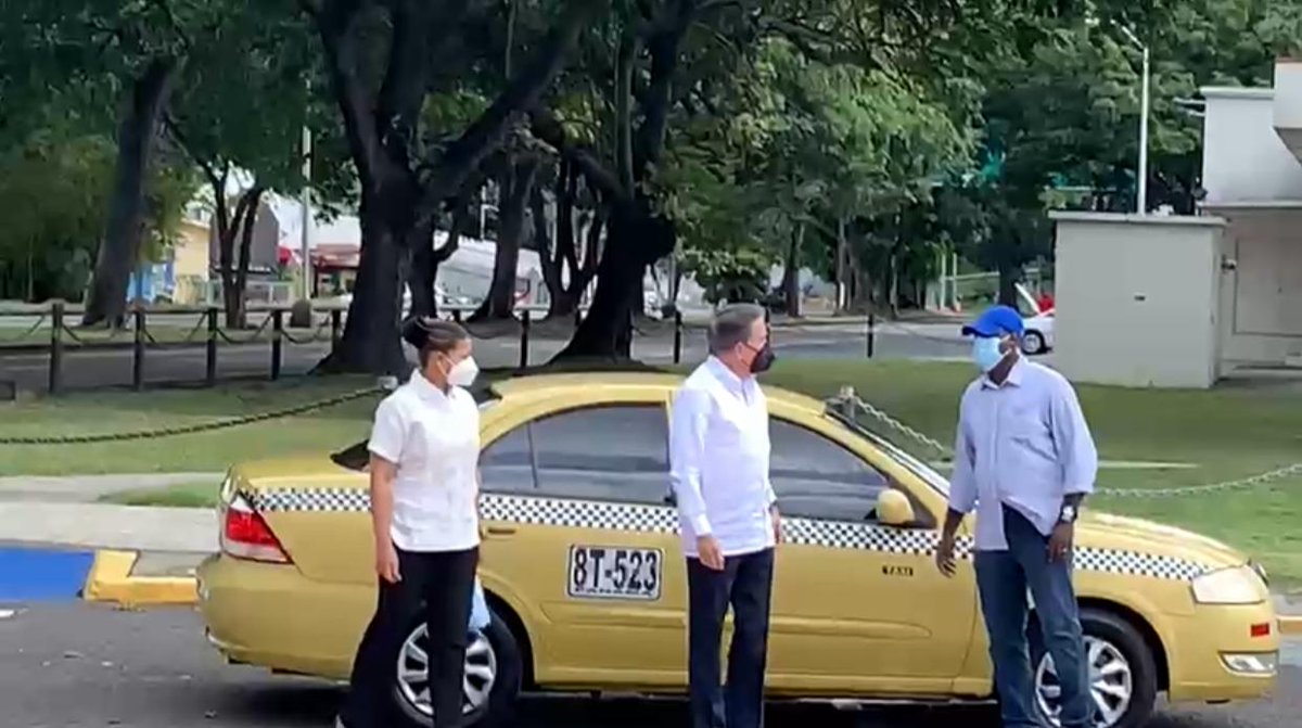 tvnnoticias's tweet photo. Surgen críticas en redes sociales, luego que el presidente de la República @NitoCortizo llegará al acto del Día de los Mártires en taxi, justo cuando está decretada la cuarentena total y prohibida la circulación. #NoticiasTVN #9denero https://t.co/nGUq3PqOVd