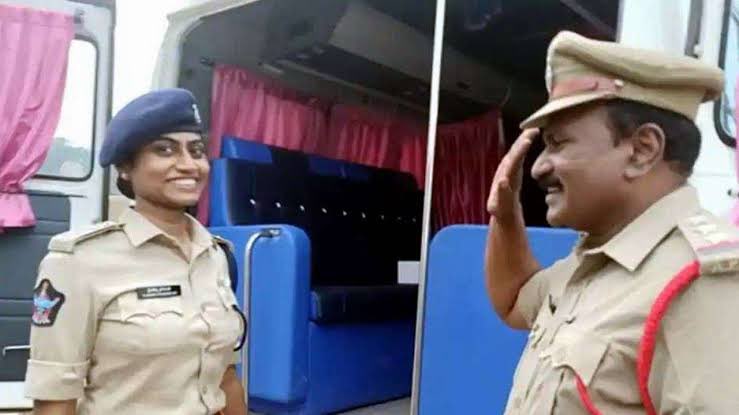 riteshingawale_'s tweet photo. The #bestpiconinternet !
Circle Inspector and a #proudfather Shyam Sundar salutes his own daughter Jessi Prasanti who is a Deputy Superintendent of Police with pride and respect
#police #respect #respectpolice #salute #pridemoment #pride https://t.co/RGXdJKnrEc