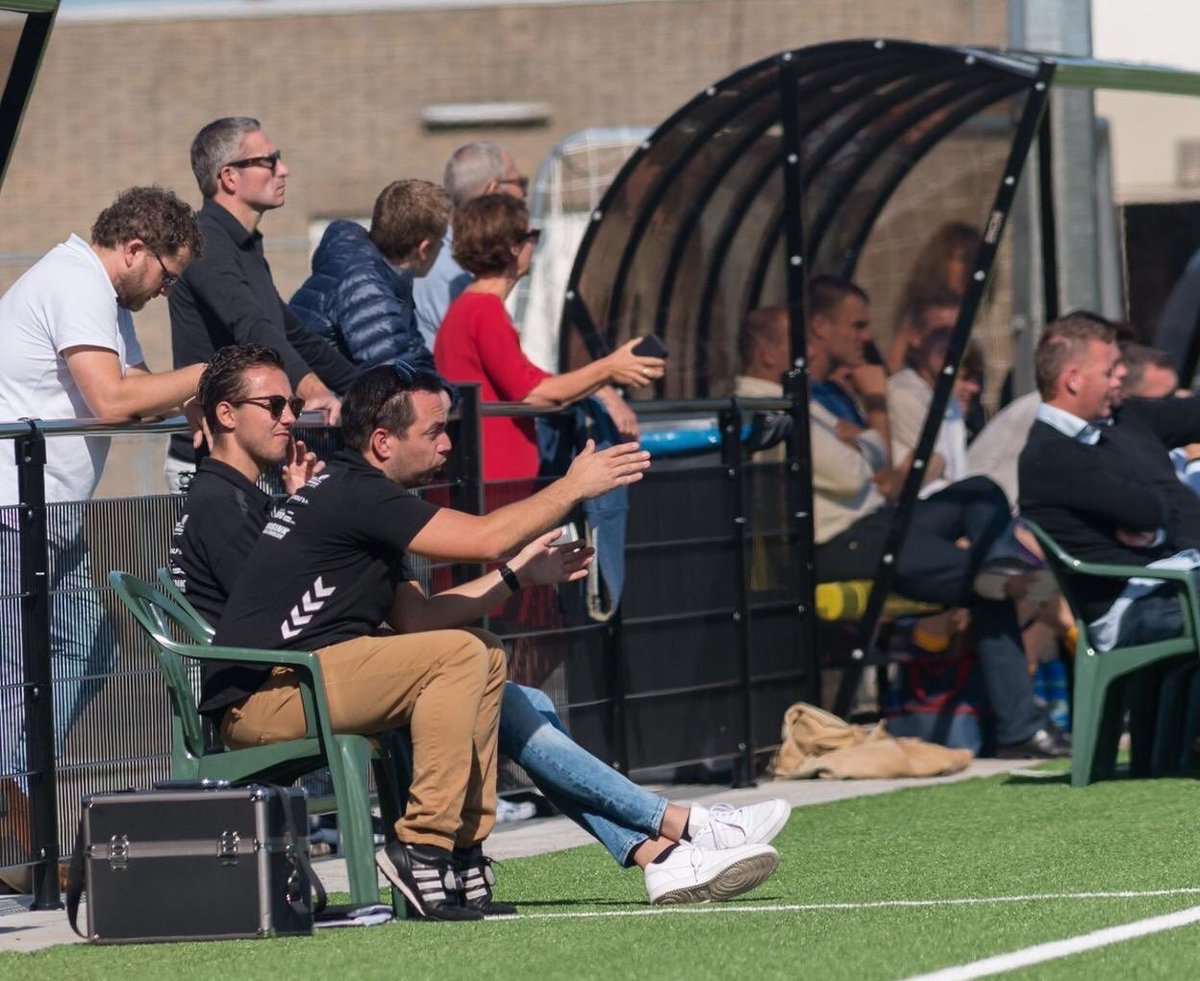 Chris Snatersen is ook in het seizoen 2021-2022 hoofdtrainer van SV Zevenhoven! Snatersen zal dan aan zijn vijfde seizoen bij Zevenhoven beginnen. 

In dit interview blikken we terug op de voorgaande 3,5 jaar en kijken we naar de toekomst.

Lees verder: svzevenhoven.nl/mega-interview…