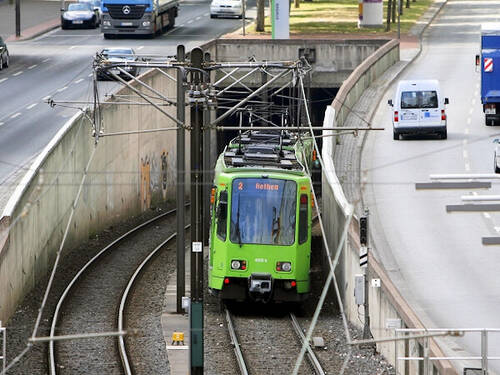 2/ A short recap, that most of you already know. LRT came to the US via Canada as an adaptation of the Stadtbahn or pre-metro model, that is, a rail system that uses tramway technology in a range of reserved-to-segregated alignements to improve speed, capacity and reliability