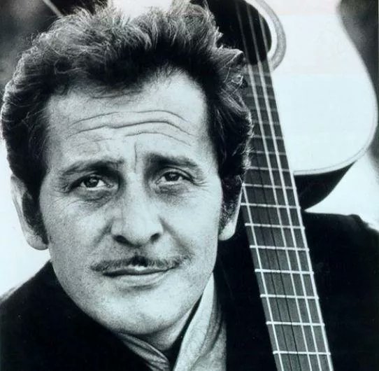 El 9 de enero de 1928 nació el cantante y compositor italiano #DomenicoModugno, pionero de la balada moderna. 'Nel Blu Dipinto Di Blu (Volare) con la que ganó el Festival de San Remo en 1958, fue el 1er #1 en italiano del Billboard hot100 y ganó 2 Grammys. youtu.be/t4IjJav7xbg