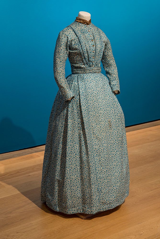 Two-piece printed delaine dress (of cotton and wool), ca. 1850, worn by Charlotte Brontë. Brontë Parsonage Museum. 💙💙