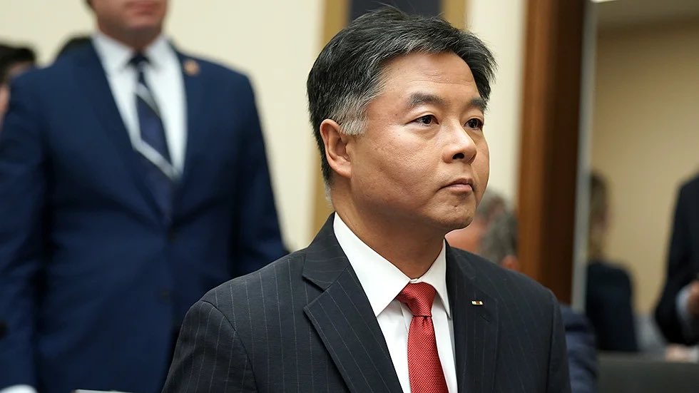 TaoRay's tweet photo. 爆料！！

各种疯传麦康奈尔会配合民主党弹劾川普，这是民主党放出的假新闻！

起源于领导弹劾案的华裔民主党众议员刘云平放出的带风向的假消息。他说他强烈相信共和党会支持弹劾川普。

目的是用假消息造成川普大逆不道、众叛亲离的假象！

附上这位华裔阴险的重量级议员的照片。

请帮忙传播真相！ https://t.co/tg5D4hFJD5