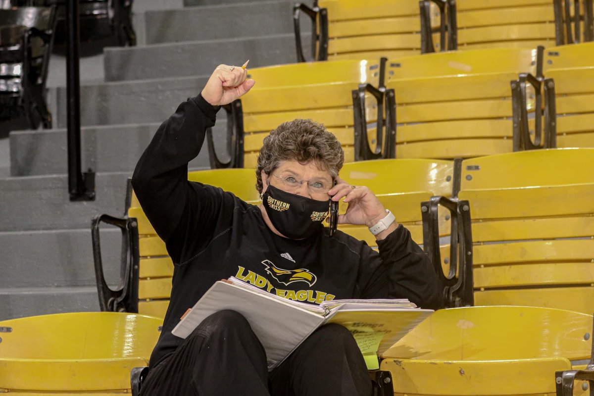 Plove55's tweet photo. I’m asking for prayers for my Coach, 2nd mom, and Mentor! @CoachMcNelis was diagnosed with stage 4 lung cancer. If you know her then you know she’s a fighter! You will not be alone coach! We Love you! https://t.co/KboxlGUYeZ