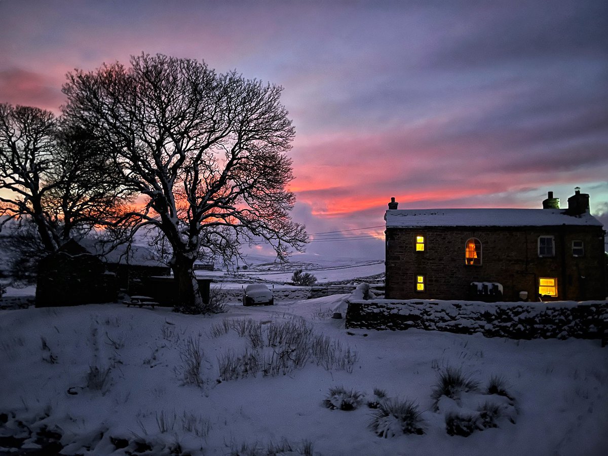 AmandaOwen8's tweet photo. Shepherds delight alright. 🌄🐑

#shepherdess #yorkshire #redsky #lostsheep #animals #snow #home #sunset #winter #positivity https://t.co/2QYQl7OLUq