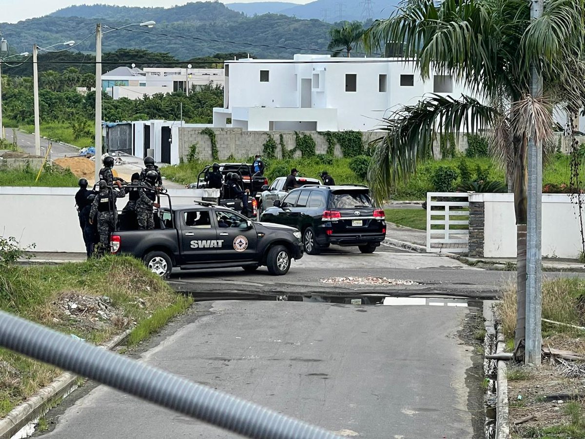 Chefmarquitos's tweet photo. Exadministrador de EDENORTE Julio César Correa  fue apresado por un equipo de la Procuraduría General de la República, el PEPCA y los SWAT en el Residencial Don Bartolo de la Vega. A este caballero, Nuria Piera le hizo 2  reportajes.
@VictorReyesP @vcamava #edenorte #cesarcorrea https://t.co/dG2UO0PPae