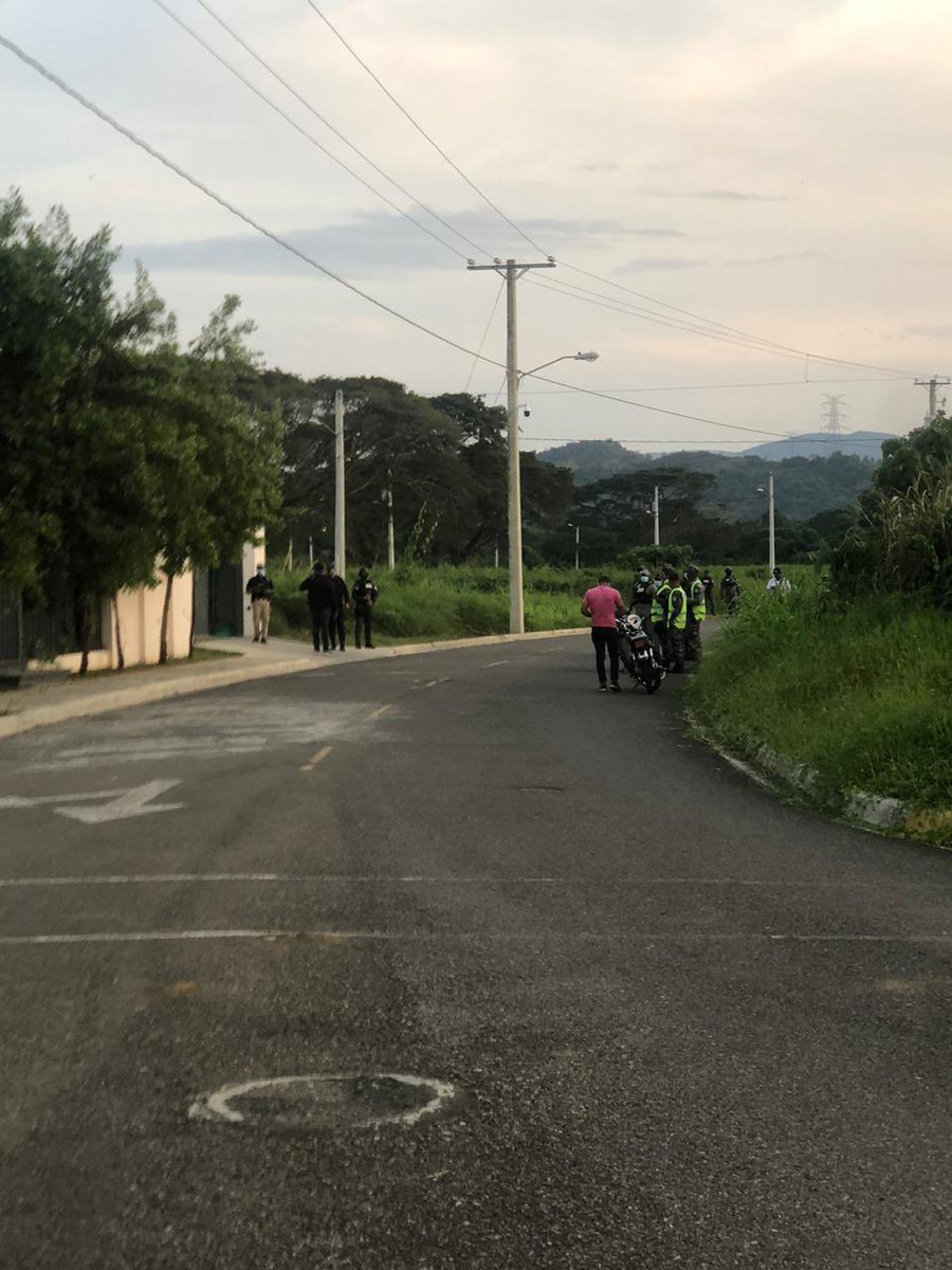 Chefmarquitos's tweet photo. Exadministrador de EDENORTE Julio César Correa  fue apresado por un equipo de la Procuraduría General de la República, el PEPCA y los SWAT en el Residencial Don Bartolo de la Vega. A este caballero, Nuria Piera le hizo 2  reportajes.
@VictorReyesP @vcamava #edenorte #cesarcorrea https://t.co/dG2UO0PPae