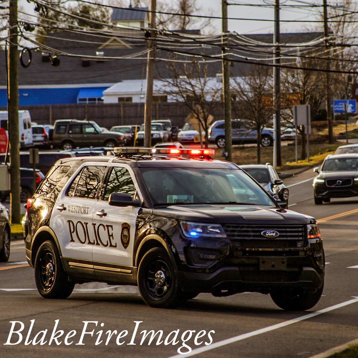 BlakeFireImages's tweet image. Westport EMS and Westport PD Responding to a medical emergency this afternoon @WestportEMS #ems #police #ct #westport #emergency #lights #sirens #ambulance #cop