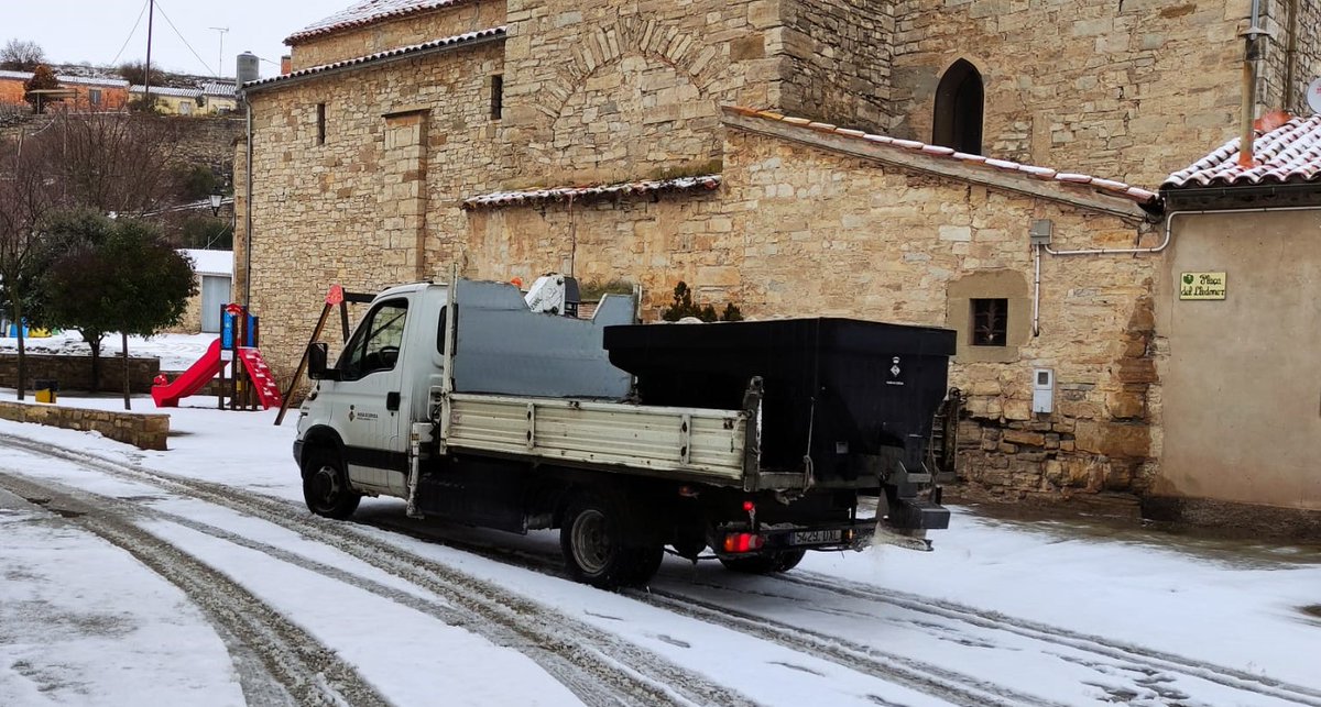 13jsantacana's tweet photo. Gràcies a la feina de la Policia Municipal, de la Brigada i l'actitud cívica dels ciutadans hem tingut una jornada de neu sense incidents destacables. 

Si us plau, continuem així, especialment en cas de glaçada nocturna.

@paeriacervera https://t.co/yOlw4yX013