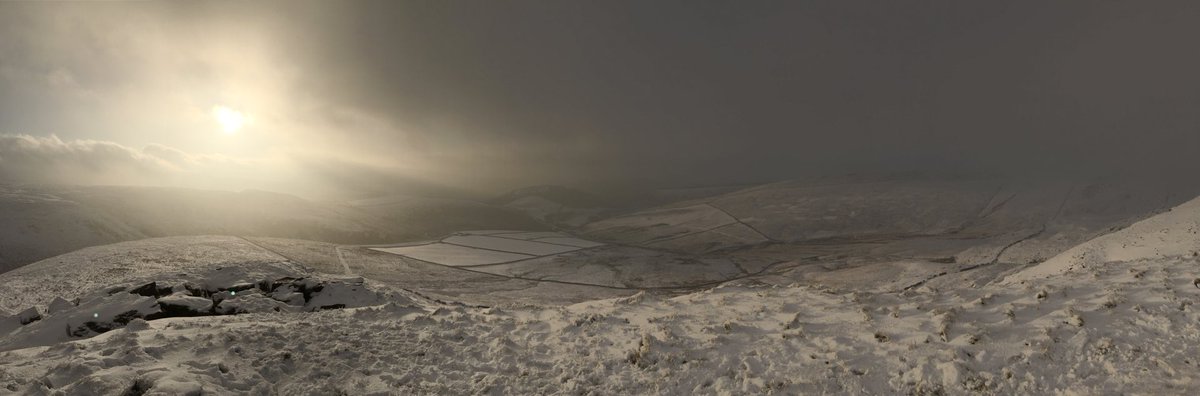Scrozatron79's tweet photo. Sitting up here for a bit really helps 💜🙏❄️ ⁦@peakdistrict⁩ https://t.co/PMqs94lzRj