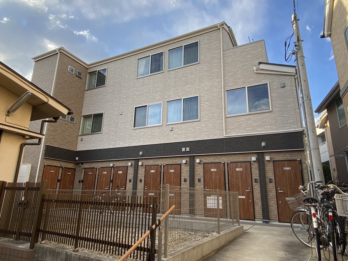 菊千代 今までに六つドアが並んで二階建てアパートは見たことあったけど 十戸三階建てとはおどろき 玄関ドアからいきなり三階まで階段伸びている部屋は大変そう