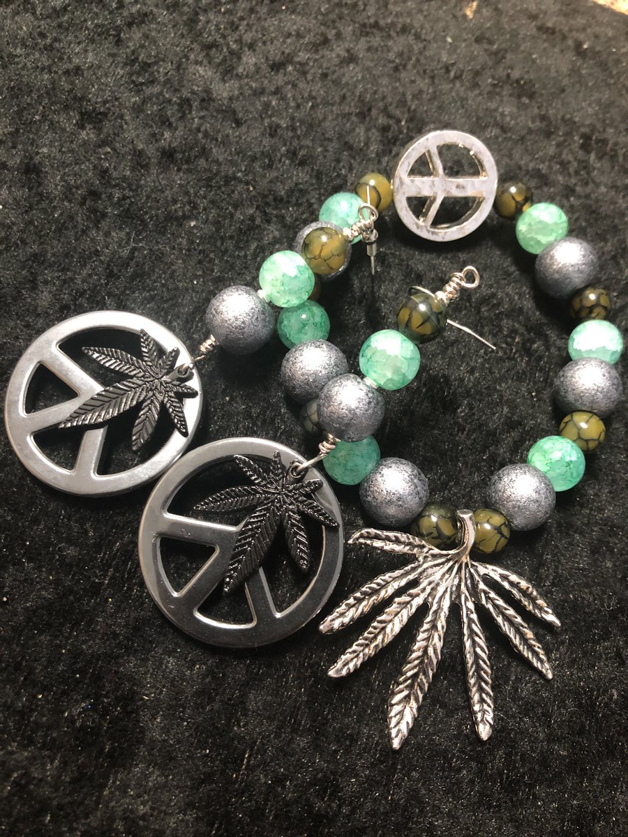 ImagineThis704's tweet image. #PrettyPeacePairings #LittyAF #HighFashionAF #copaceticAF
Have you had a #HIGHpiphany today? We have #peace ✌🏾to pair with your vibes...🧘🏽 #semipreciousstones #dragonsvein two colors 🥰 gemstone7.com/388-dragons-ve…
😷☮️