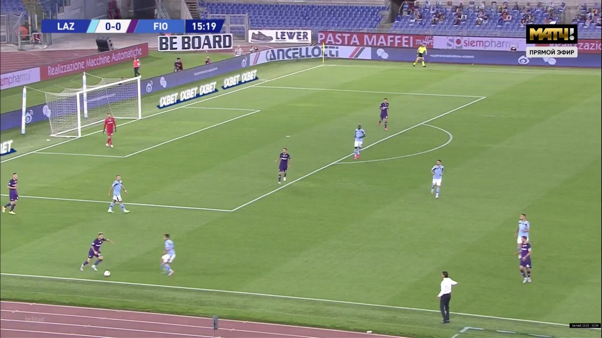 Très à l'aise techniquement, il est également capable de jouer sous pression par le dribble.