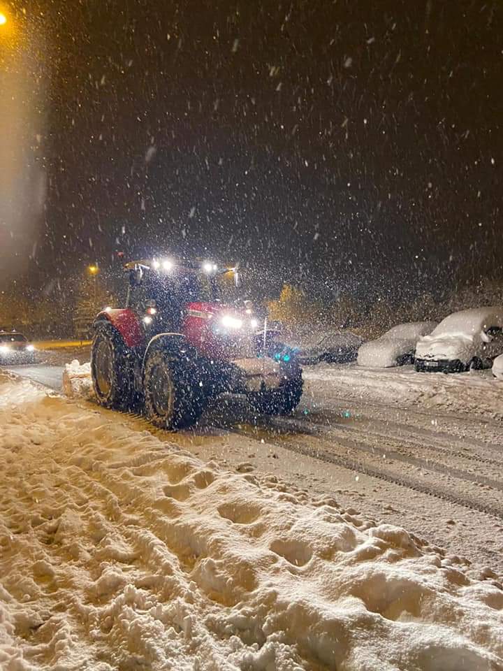 Antonio_TorresB's tweet photo. De nuevo los agricultores echando una mano 💪💪👨‍🌾👩‍🌾🥶🧊🌨❄ https://t.co/YRbG1rXfmh