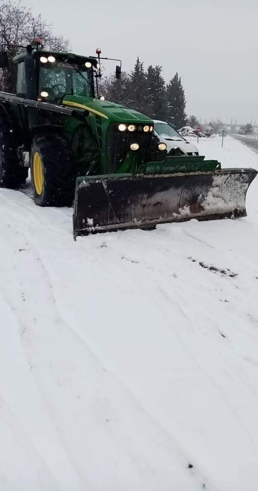 Antonio_TorresB's tweet photo. De nuevo los agricultores echando una mano 💪💪👨‍🌾👩‍🌾🥶🧊🌨❄ https://t.co/YRbG1rXfmh