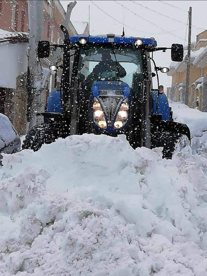 Antonio_TorresB's tweet photo. De nuevo los agricultores echando una mano 💪💪👨‍🌾👩‍🌾🥶🧊🌨❄ https://t.co/YRbG1rXfmh