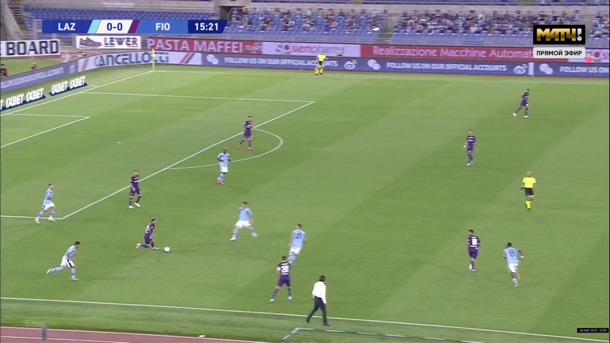 Très à l'aise techniquement, il est également capable de jouer sous pression par le dribble.