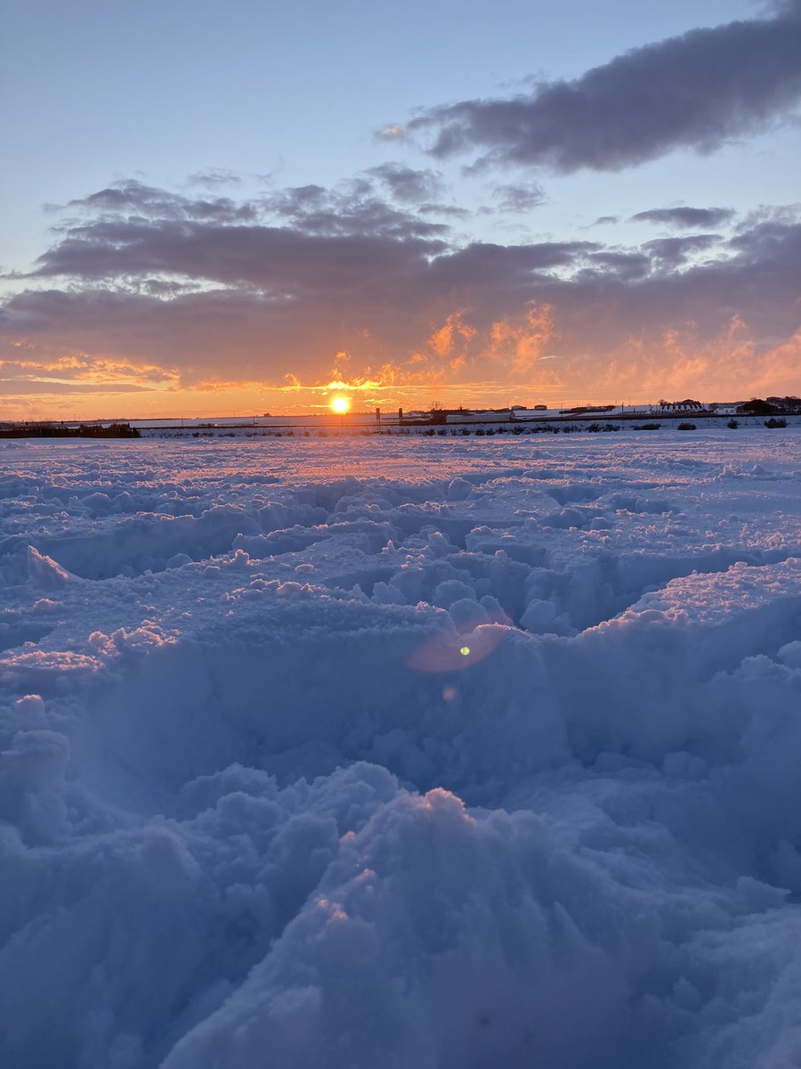 AgustinaLzPo's tweet photo. Hoy he visto un atardecer muy 🔝🌅❄️como si se estuviera en las ☁️☁️ https://t.co/Jcp0LYawYh