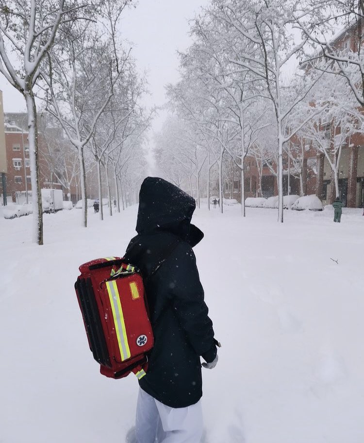 Caths13's tweet image. No hay temporal que pueda con nosotras!!! a pie y en metro, las enfermeras de HOSPITAL A DOMICILIO del hospital Gregorio Marañon han acudido a poner tratamientos y valorar a los pacientes!! ♥️💪🏼  #heroinashoyysiempre
