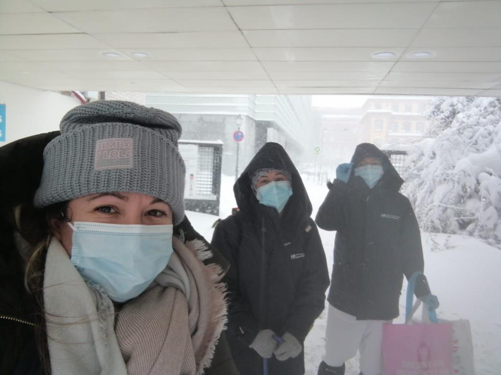 OjodeThot's tweet image. Teresa, Inma, Irene, Ana, Sofía, Encarni y Caterina. Son las enfermeras de hospitalización a domicilio del Hospital Gregorio Marañón. Han acudido a pie y en transporte público a atender a sus pacientes en sus casas. Incansables e imbatibles. Son un orgullo para #SomosElMarañon