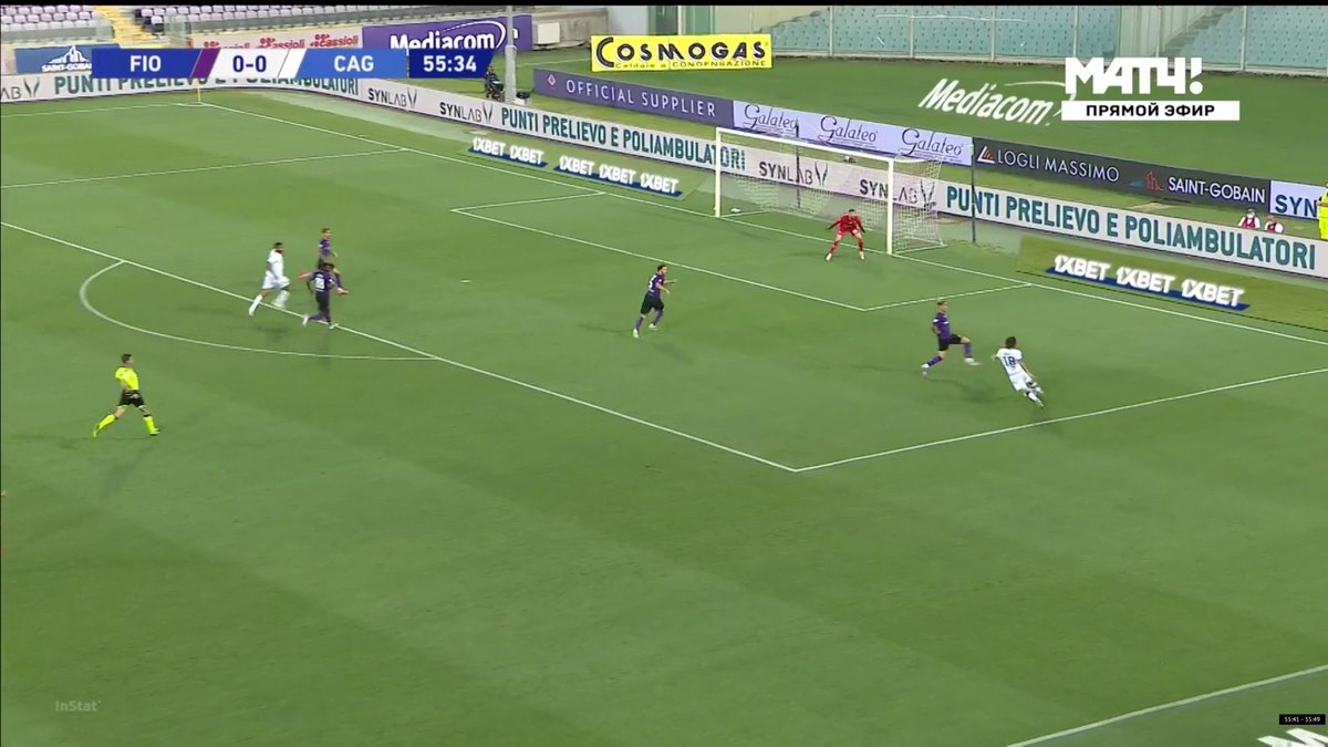 Ici on le voit picorer sur une feinte de centre alors qu'il n'y absolument personne dans l'axe, ouvrant le but.