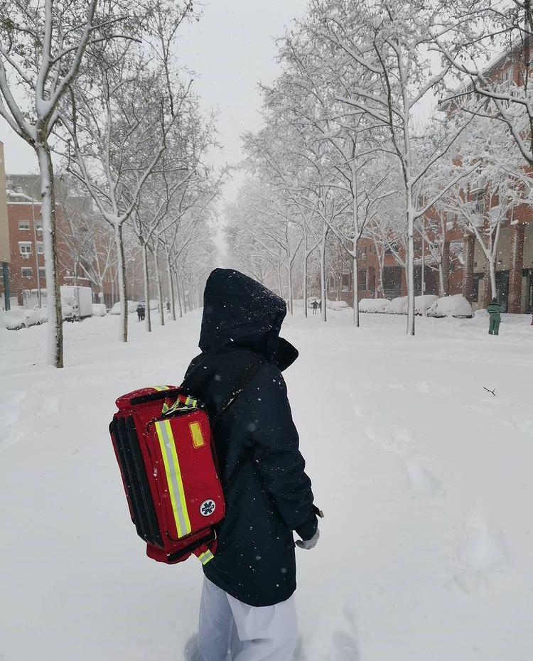OjodeThot's tweet image. Teresa, Inma, Irene, Ana, Sofía, Encarni y Caterina. Son las enfermeras de hospitalización a domicilio del Hospital Gregorio Marañón. Han acudido a pie y en transporte público a atender a sus pacientes en sus casas. Incansables e imbatibles. Son un orgullo para #SomosElMarañon