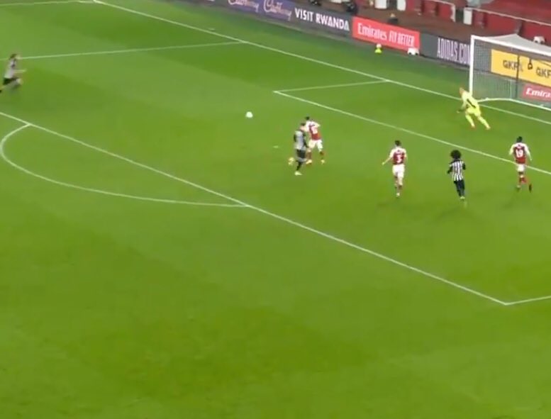What a recovery by  #LenoHe initially makes a mistake by rushing out an extra 5yrd as he cannot get near the ballThis rushing cuts his reaction time & contributes to him spilling the shot but then he does excellently to readjust & flick the ball away preventing a tap-in #FACup  
