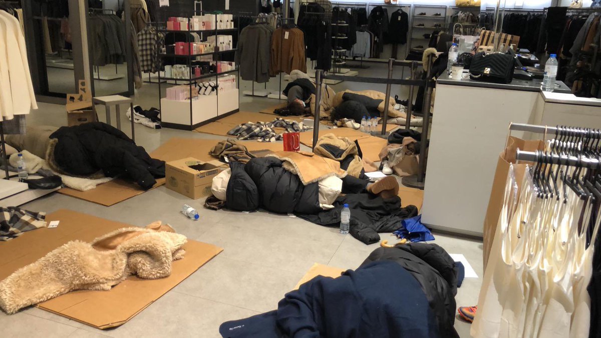 MadresCR's tweet photo. Es de denuncia q lxs trabajadorxs de @ZARA del Centro Comercial Gran Plaza 2 (Madrid) hayan tenido q dormir en el suelo de la tienda sobre cartones. La causa? la empresa de Amancio Ortega, les obligó a trabajar hasta la hora de cierre, a pesar del temporal y se quedaron atrapadxs https://t.co/blG0ZUfAnl