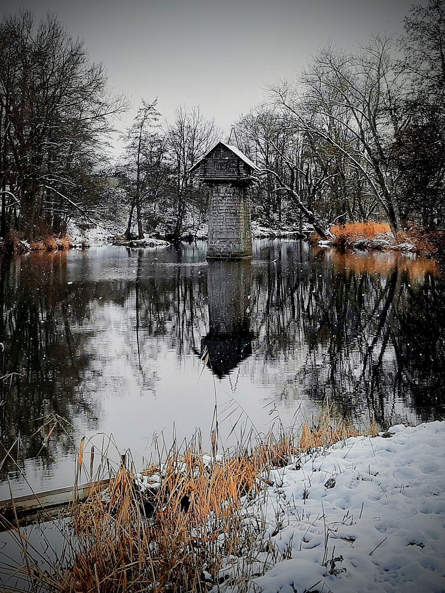 Zpravyzmesta's tweet photo. Chaloupka u Chotěšova pomalu zapadává sněhem.
#chotesov #mantov #vyletsdetmi #pohadky #plzenskykraj #turisturaj https://t.co/uZdJlDBR9Y