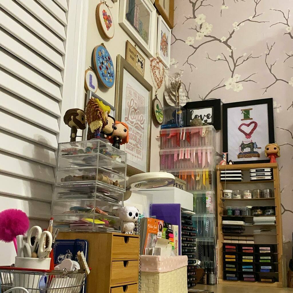 craftyguider's tweet photo. Today the desk was cleared, cleaned and sorted. I just need to crack on with the rest and then get crafting #craftroomorganization https://t.co/WBhpmiNSbj https://t.co/u3e6kl4xKf