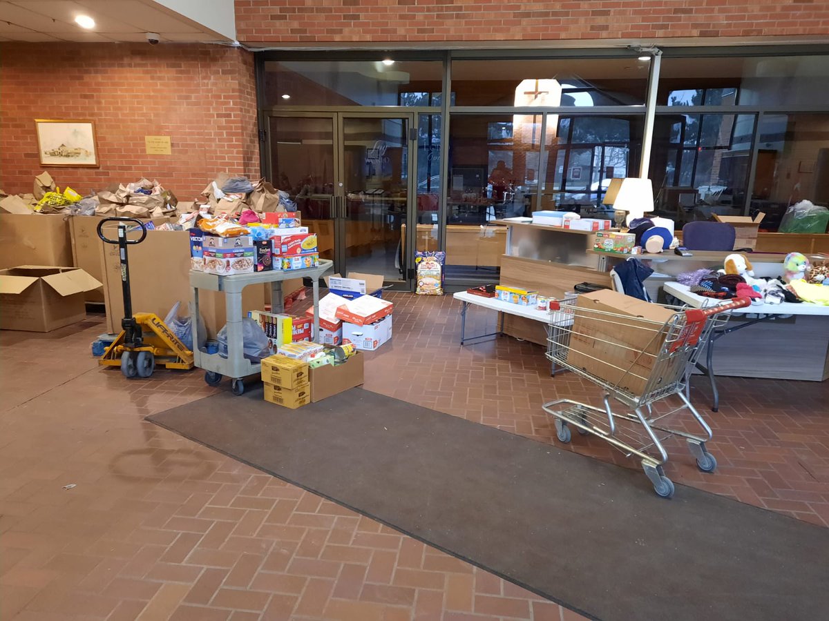 BramRotaract's tweet photo. #Holidays are a time for #givingback. Thanks to the donation  received from @hsbc_ca here is a pic #foodbanks @Knights_Table @RegenBrampton @salvationarmy @SteLouiseFood with our donations, showing #support to our #community

#Brampton #ServiceAboveSelf #Rotaract https://t.co/iyaoU2xI0V