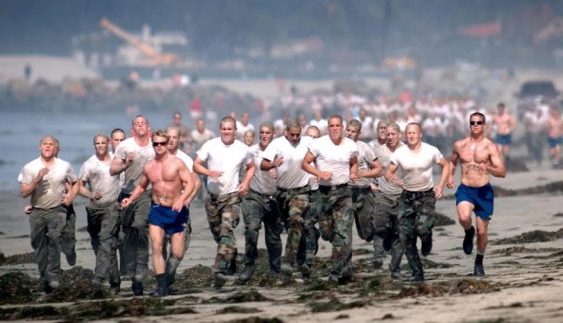 1ST PHASE: Cette phase, est l’enfer. C’est LA partie la + dure, et, qui a pour but vous tuer mentalement. Au programme? 10km de courses / jours, ≈ 1k pompes, abdos & squats, se rouler dans le sable, dans l’eau froide de la mer.