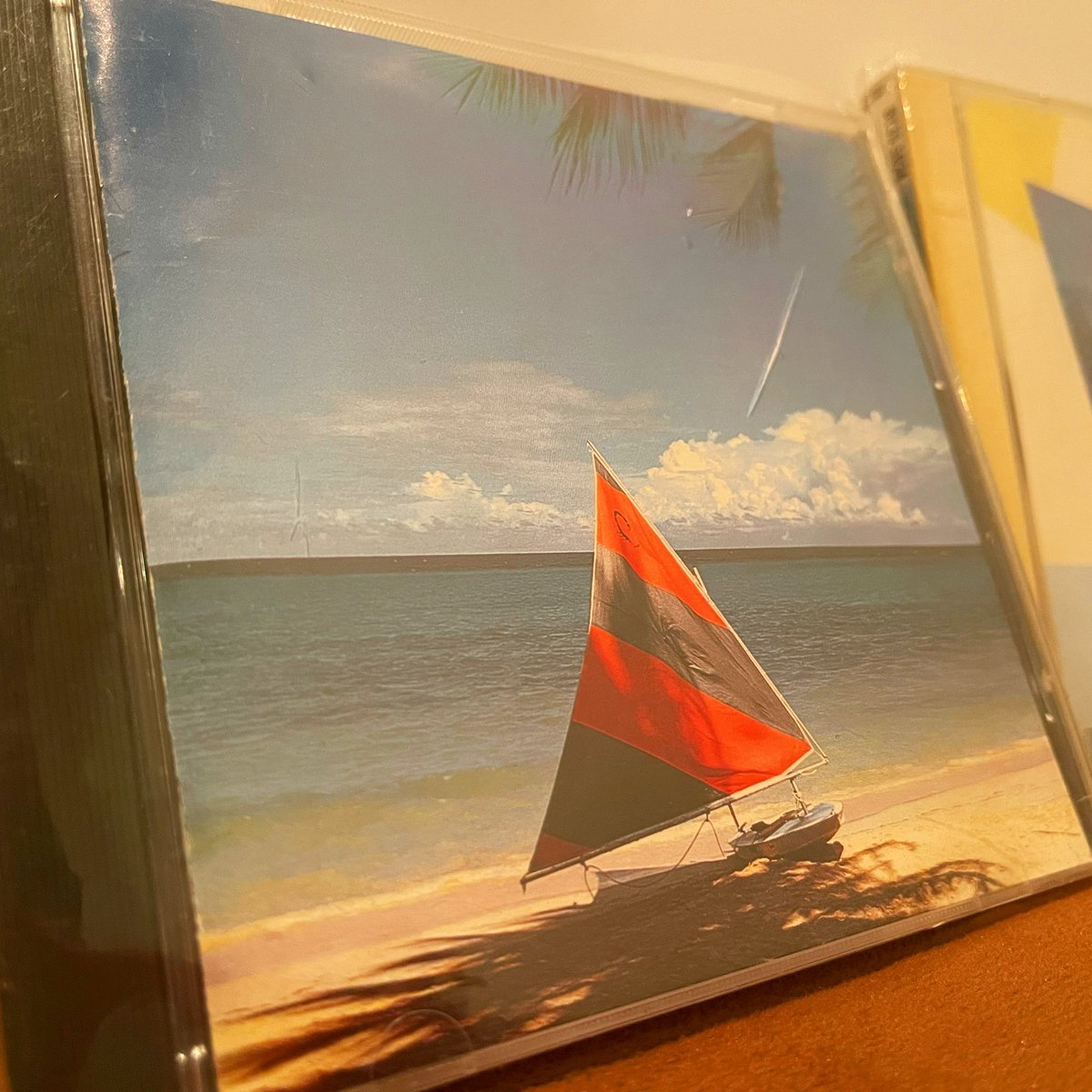 siam_time's tweet photo. サイアムタイムの中で自分がリラックスできるように波の音を流すようにしたいと思いました。43インチのモニターにはタイの南のビーチを流して。ビーチリゾートにいる気分になれそうです、浅草で。

#ビーチリゾート 
#rayavadee 
#浅草地下街 https://t.co/hm6revmovl