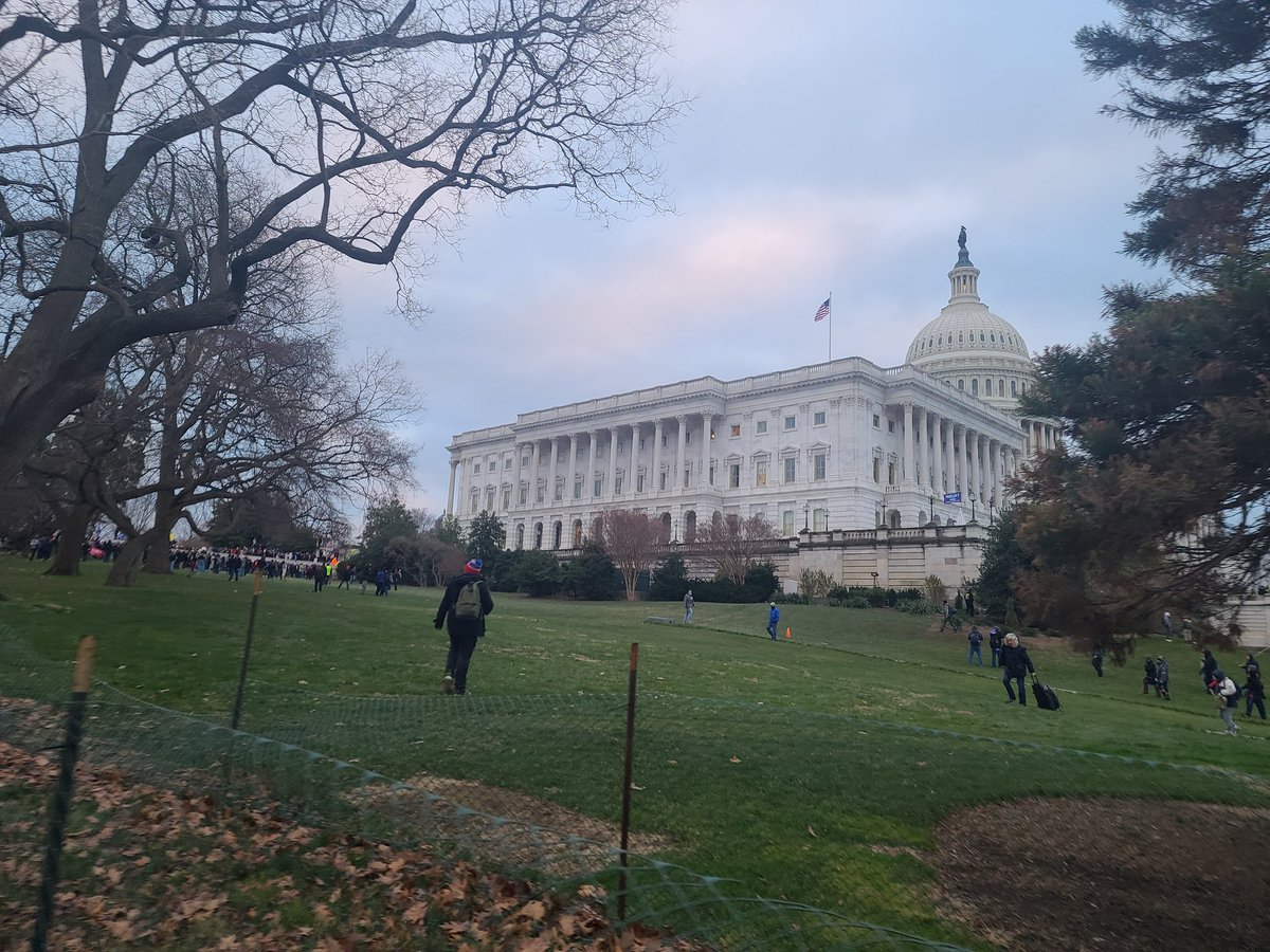 This is what I saw as I walked up. A large precense of cops including a ton of fatigues scattered within the hi-vis MPD uniform. 85/ I tried to find  @HuntedHorse while chuck and I stayed tight. We use the buddy system should anything go down, we can stay safe. 85/