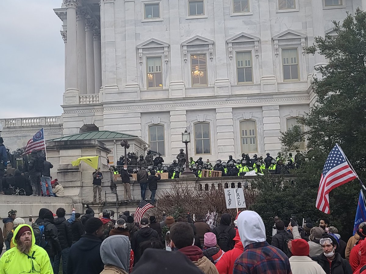 This is what I saw as I walked up. A large precense of cops including a ton of fatigues scattered within the hi-vis MPD uniform. 85/ I tried to find  @HuntedHorse while chuck and I stayed tight. We use the buddy system should anything go down, we can stay safe. 85/