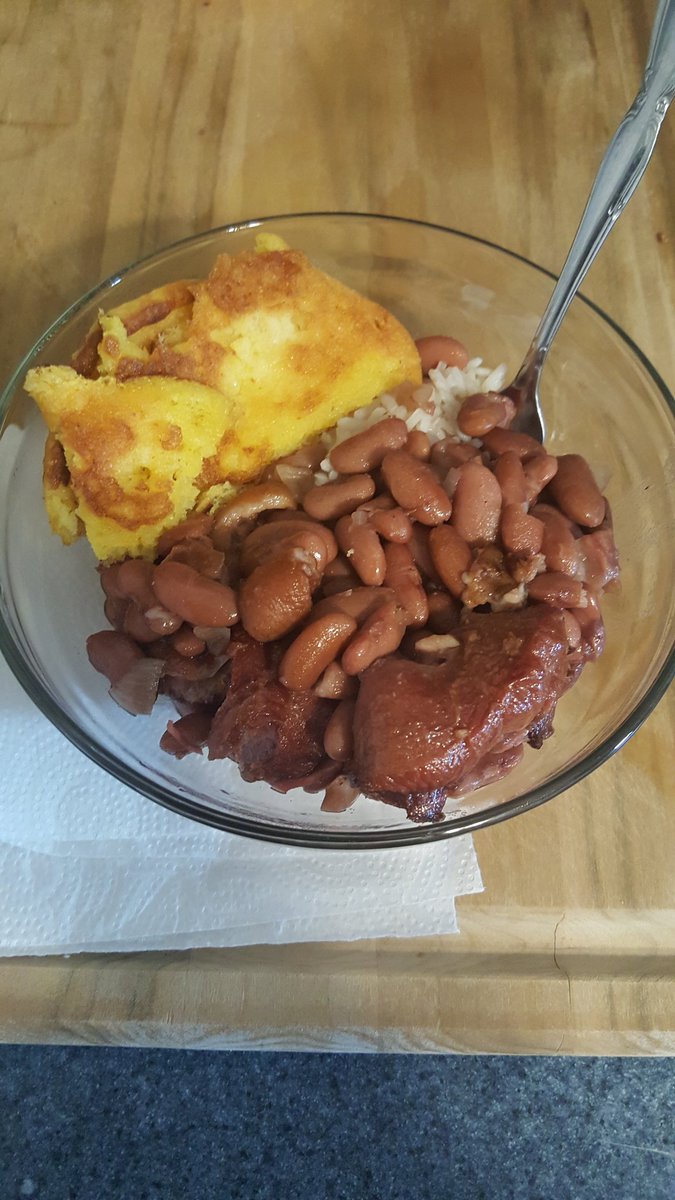 lasa1170's tweet photo. Once you turn 50, our ancestors take over in the kitchen๐คฃ
#beans/hocks
#rice
#friedcornbread
#SaturdayMood https://t.co/0TiUPFBt5Z
