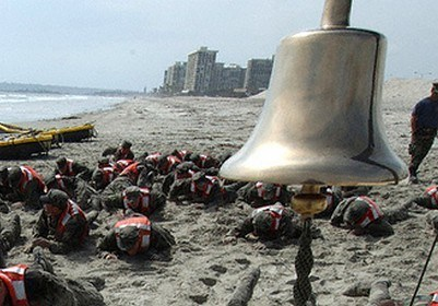 sonner 3 fois, devant tout le monde. Compliqué de tenir décidément.Mais, le pire reste à venir...