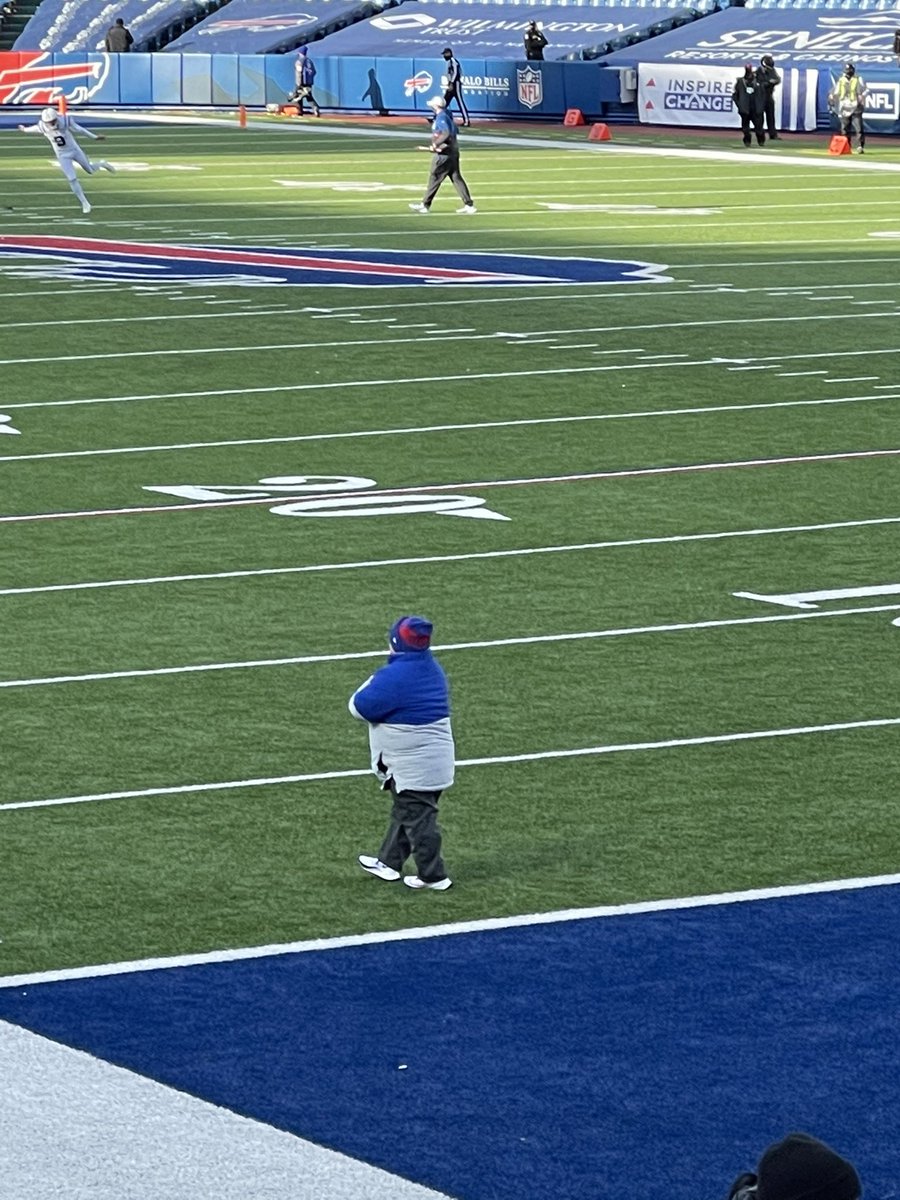 greg4watson's tweet photo. @BillsMidget a man outstanding in his field #TrustTheProcess https://t.co/5256x47sMG