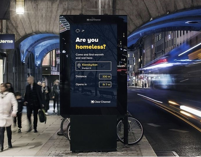 HopediaFR's tweet photo. 🇸🇪 En Suède, la ville de Stockholm diffuse sur ses panneaux publicitaires des messages pour les SDF : ils indiquent par exemple comment se rendre au refuge le plus proche pour ne pas passer la nuit dehors. (Mitt) https://t.co/NH3IMW1twn