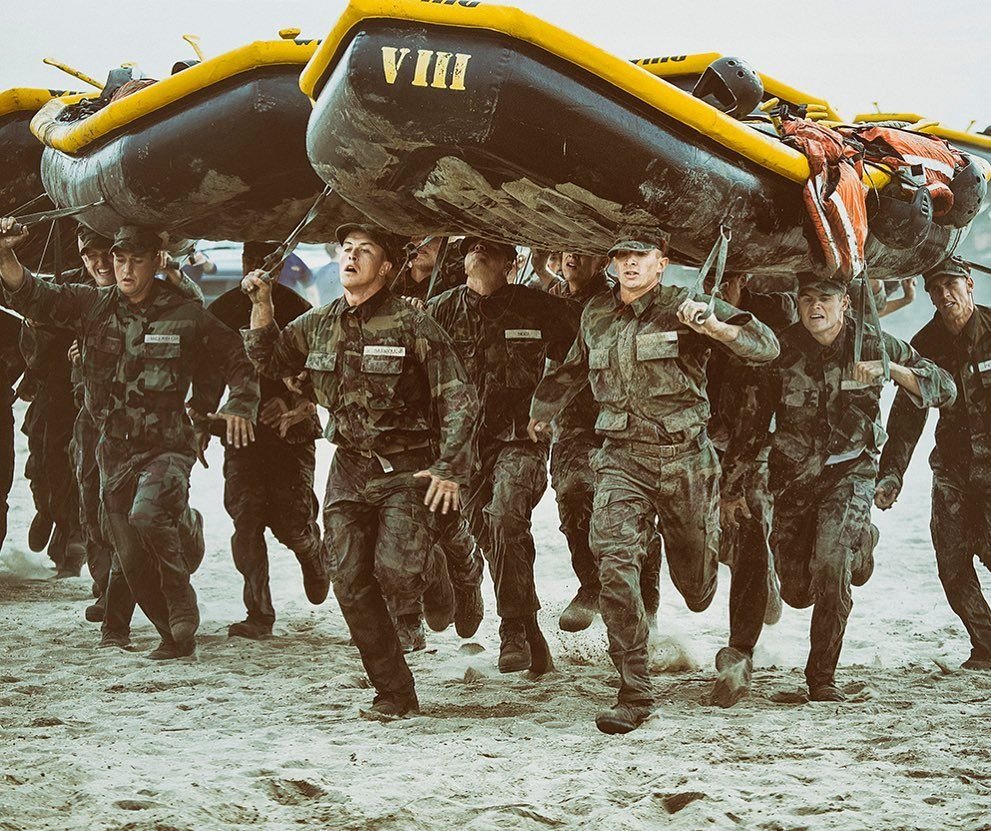 tractions, courrir en équipe avec un bateau d'environ 200 kg sur la tête, nager, naviguer et j'en passe...), le tout, SANS DORMIR. Vous avez bien lus! Le sommeil n'est pas autorisé! Les + chanceux dorment environ 1h par jour discrètement, mais pas tout le monde n'a cette chance..