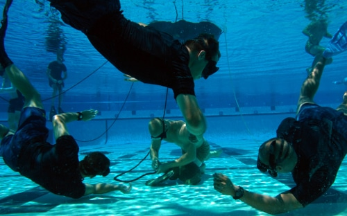 Imaginez vous être dans une piscine, matériel de plongée équipé, rampant au fond de la piscine, et là subitement... un de vos instructeurs vous attaque, retire votre matériel de plongée, fait des nœuds, vous frappe. Vous êtes désorienté, et maintenant, vous ne pouvez plus