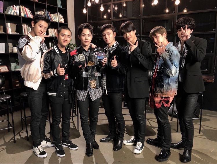  #EXO   group photos that are lowkey forgotten -small thread